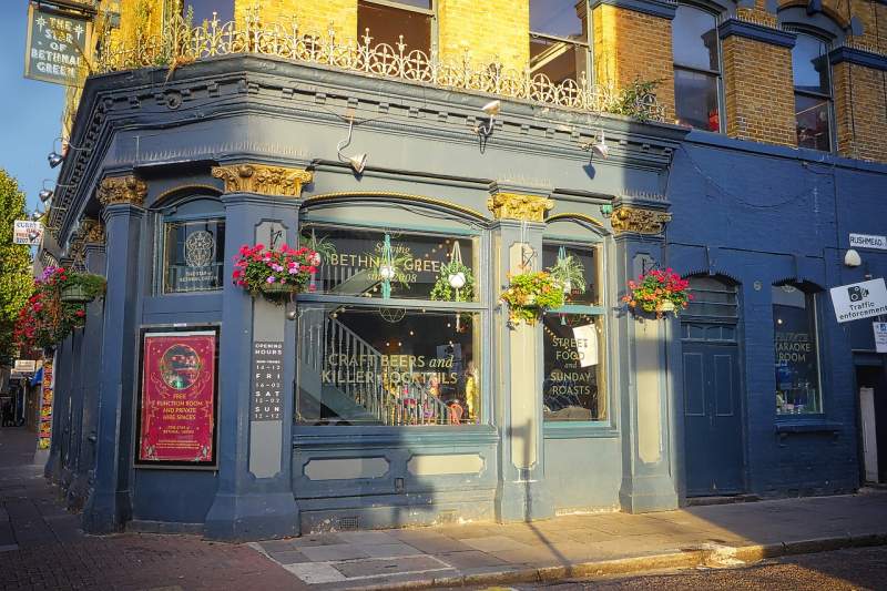 london-pub-england-historic-center