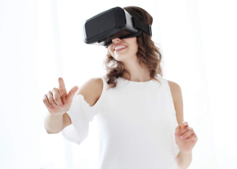 woman-playing-virtual-reality
